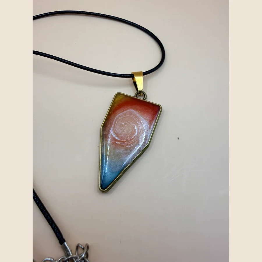Deze handgemaakte ketting van By Jaike is een uniek sieraad met een persoonlijke en creatieve uitstraling. Geen massaproductie, maar een klein cadeautje met aandacht en liefde gemaakt. Perfect om zelf te dragen, maar ook superleuk om cadeau te geven aan iemand die je wilt verrassen. De ketting is mooi te combineren met verschillende outfits en geeft net dat beetje extra aan je look.