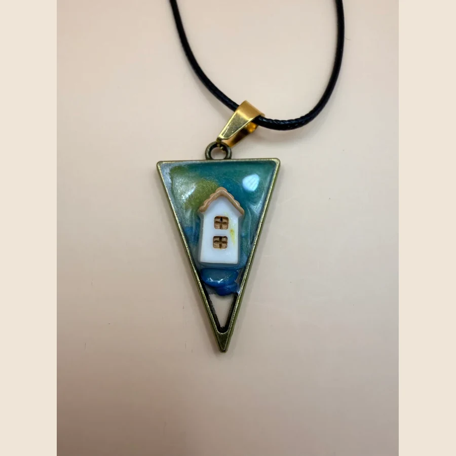 Deze handgemaakte ketting van By Jaike is een uniek sieraad met een persoonlijke en creatieve uitstraling. Geen massaproductie, maar een klein cadeautje met aandacht en liefde gemaakt. Perfect om zelf te dragen, maar ook superleuk om cadeau te geven aan iemand die je wilt verrassen. De ketting is mooi te combineren met verschillende outfits en geeft net dat beetje extra aan je look.