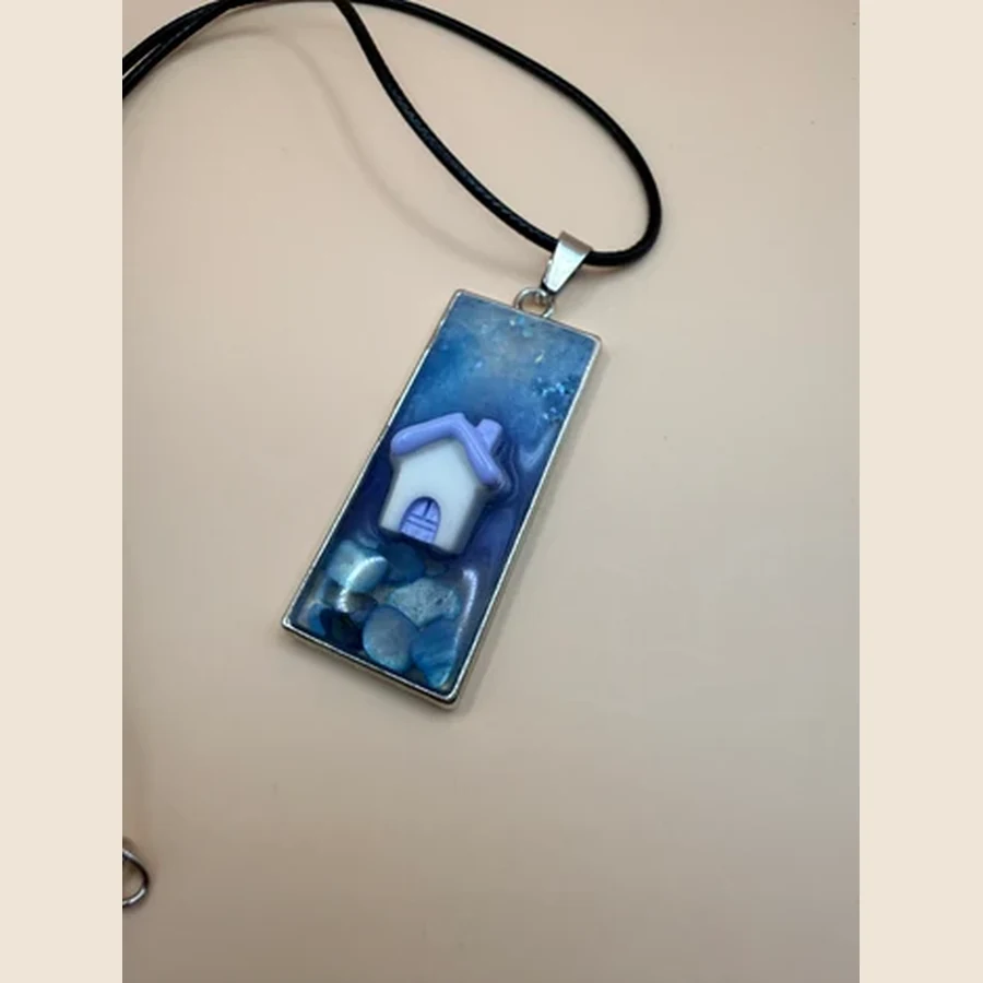 Deze handgemaakte ketting van By Jaike is een uniek sieraad met een persoonlijke en creatieve uitstraling. Geen massaproductie, maar een klein cadeautje met aandacht en liefde gemaakt. Perfect om zelf te dragen, maar ook superleuk om cadeau te geven aan iemand die je wilt verrassen. De ketting is mooi te combineren met verschillende outfits en geeft net dat beetje extra aan je look.
