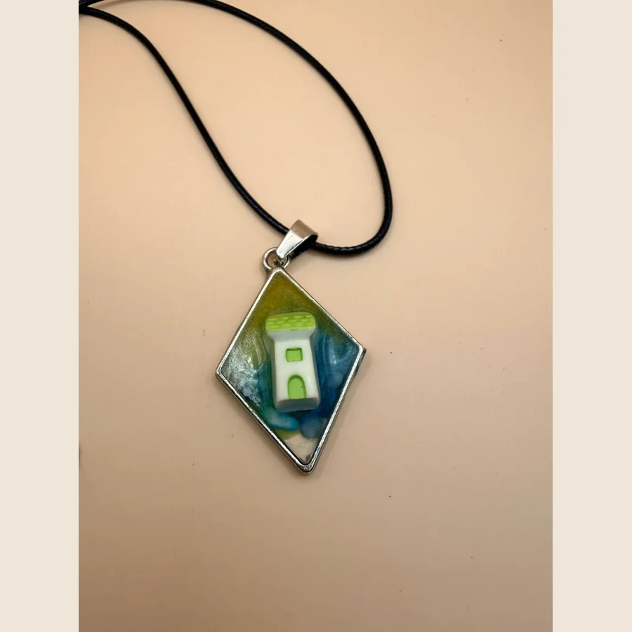 Deze handgemaakte ketting van By Jaike is een uniek sieraad met een persoonlijke en creatieve uitstraling. Geen massaproductie, maar een klein cadeautje met aandacht en liefde gemaakt. Perfect om zelf te dragen, maar ook superleuk om cadeau te geven aan iemand die je wilt verrassen. De ketting is mooi te combineren met verschillende outfits en geeft net dat beetje extra aan je look.