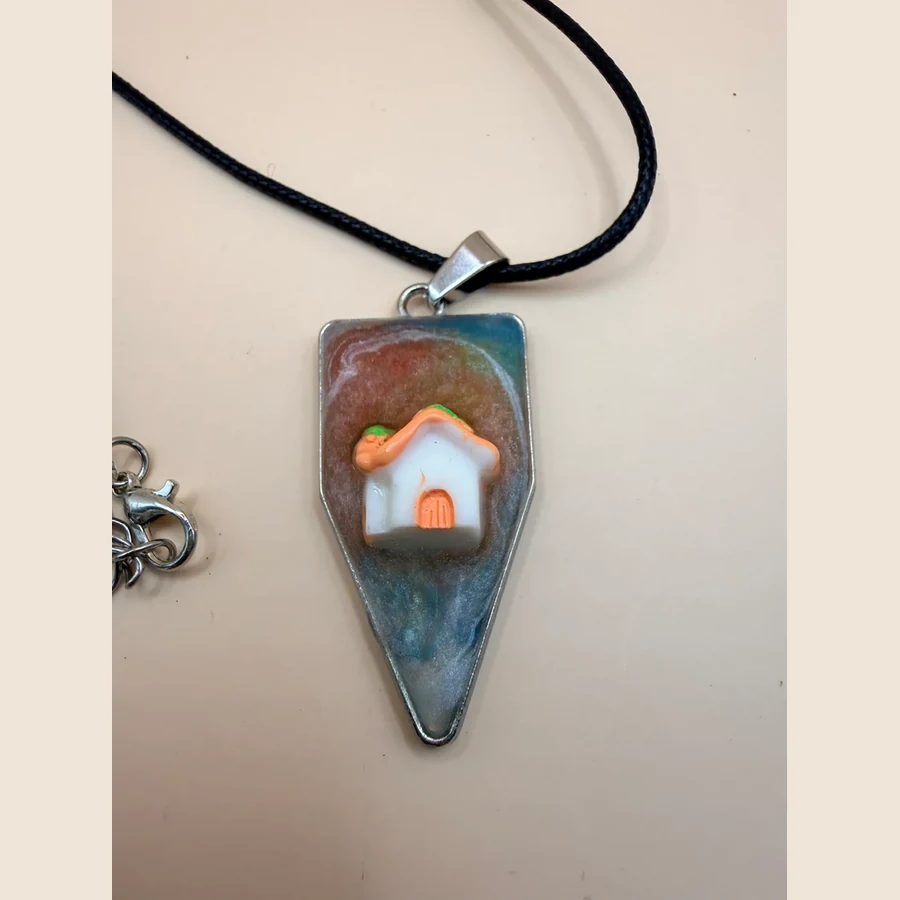 Deze handgemaakte ketting van By Jaike is een uniek sieraad met een persoonlijke en creatieve uitstraling. Geen massaproductie, maar een klein cadeautje met aandacht en liefde gemaakt. Perfect om zelf te dragen, maar ook superleuk om cadeau te geven aan iemand die je wilt verrassen. De ketting is mooi te combineren met verschillende outfits en geeft net dat beetje extra aan je look.