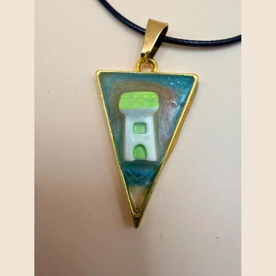 Deze handgemaakte ketting van By Jaike is een uniek sieraad met een persoonlijke en creatieve uitstraling. Geen massaproductie, maar een klein cadeautje met aandacht en liefde gemaakt. Perfect om zelf te dragen, maar ook superleuk om cadeau te geven aan iemand die je wilt verrassen. De ketting is mooi te combineren met verschillende outfits en geeft net dat beetje extra aan je look.