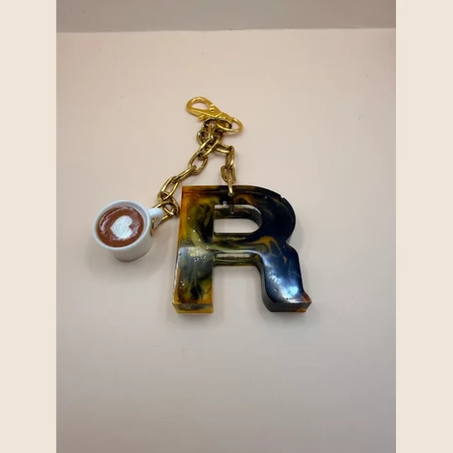 Leuke handgemaakte sleutelhanger met een letter naar keuze en een vrolijk bedeltje. Perfect als persoonlijk cadeautje voor aan je sleutelbos, tas of cadeauverpakking. Producttitel Gepersonaliseerde sleutelhanger met letter en bedeltje Korte productomschrijving Maak je sleutelbos, tas of cadeau extra persoonlijk met deze handgemaakte sleutelhanger.