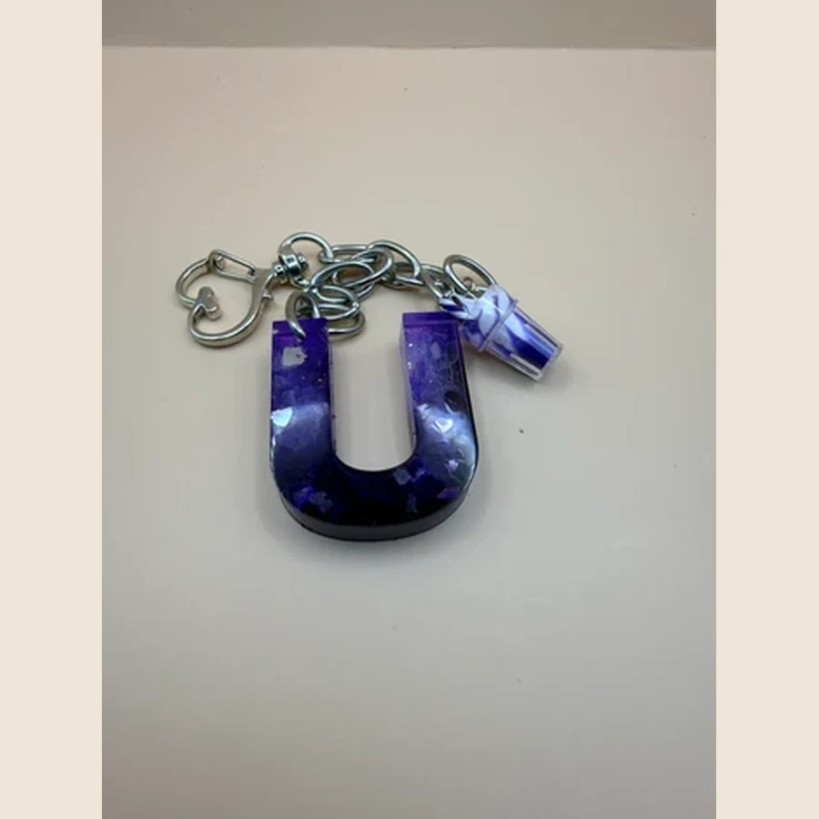 Leuke handgemaakte sleutelhanger met een letter naar keuze en een vrolijk bedeltje. Perfect als persoonlijk cadeautje voor aan je sleutelbos, tas of cadeauverpakking. Producttitel Gepersonaliseerde sleutelhanger met letter en bedeltje. Maak je sleutelbos, tas of cadeau extra persoonlijk met deze handgemaakte sleutelhanger. De sleutelhanger wordt gemaakt met een letter naar keuze en een leuk bijpassend bedeltje.