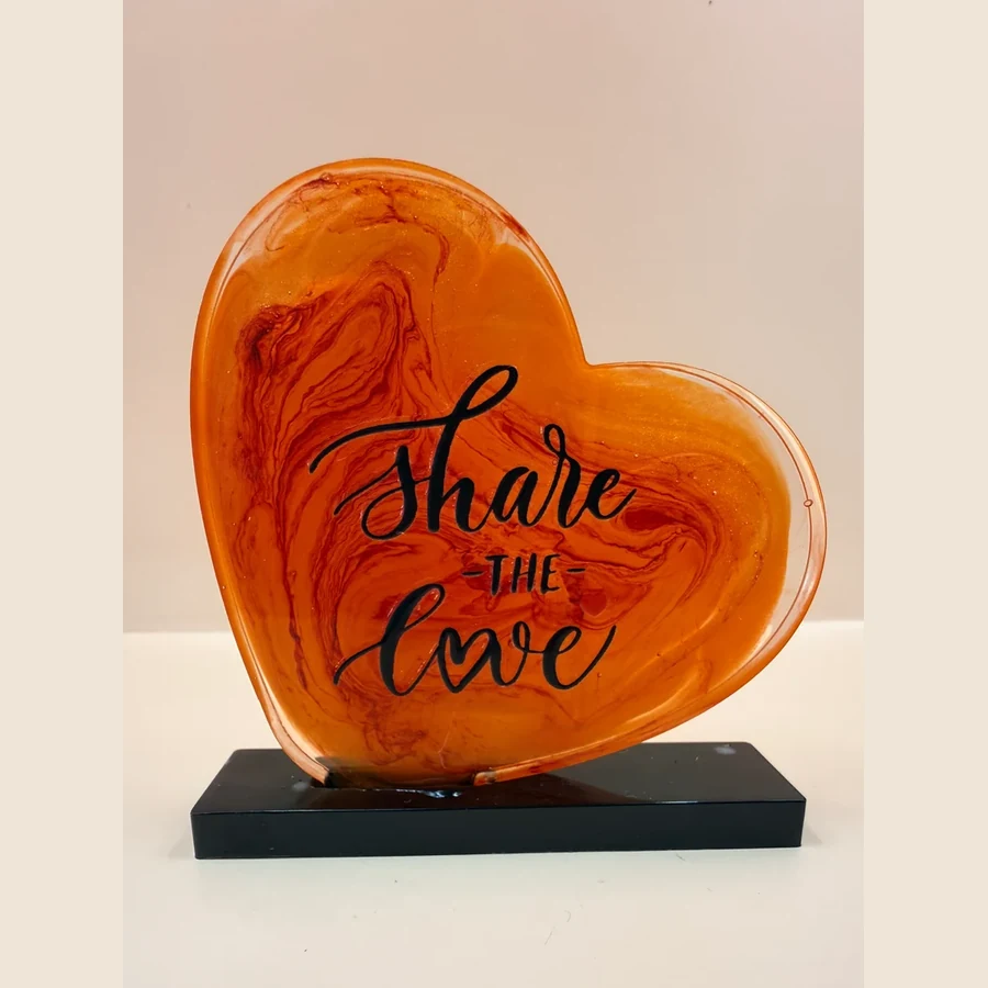 Dit handgemaakte decoratiehart met tekst is een mooi en persoonlijk cadeautje voor iemand die je lief is. Door de glanzende afwerking, speelse kleurpatronen en liefdevolle tekst is ieder hartje een uniek item. Leuk om neer te zetten op een kastje, bureau, nachtkastje of cadeauplankje. Ook heel geschikt als klein gebaar voor bijvoorbeeld een verjaardag, Moederdag, Valentijn, vriendschapscadeautje of gewoon zomaar.