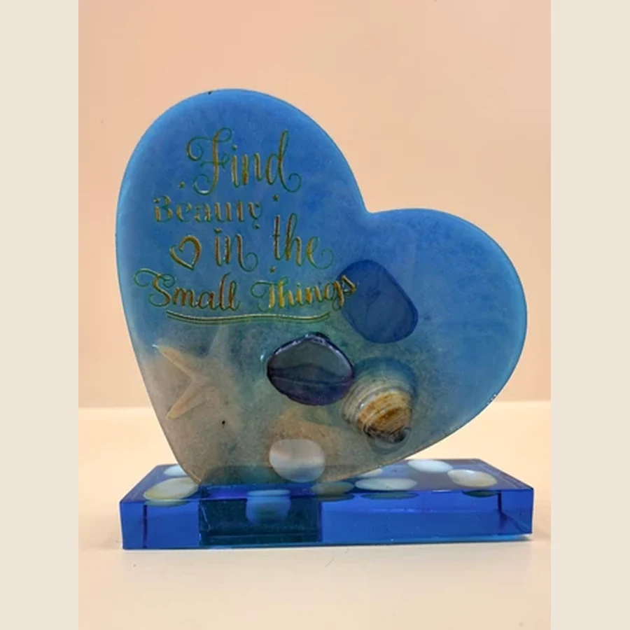 Dit handgemaakte decoratiehart met tekst is een mooi en persoonlijk cadeautje voor iemand die je lief is. Door de glanzende afwerking, speelse kleurpatronen en liefdevolle tekst is ieder hartje een uniek item. Leuk om neer te zetten op een kastje, bureau, nachtkastje of cadeauplankje. Ook heel geschikt als klein gebaar voor bijvoorbeeld een verjaardag, Moederdag, Valentijn, vriendschapscadeautje of gewoon zomaar.