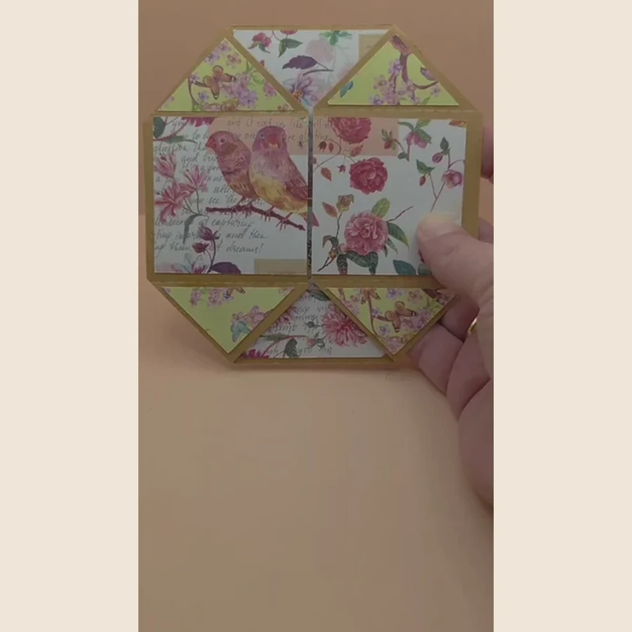 Een speelse handgemaakte kaart die steeds opnieuw openvouwt en telkens een nieuw vlak laat zien. Leuk als persoonlijk en verrassend cadeautje.