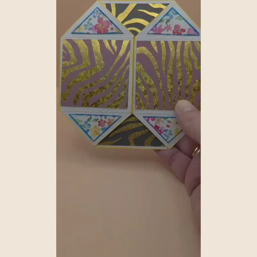 Een speelse handgemaakte kaart die steeds opnieuw openvouwt en telkens een nieuw vlak laat zien. Leuk als persoonlijk en verrassend cadeautje.